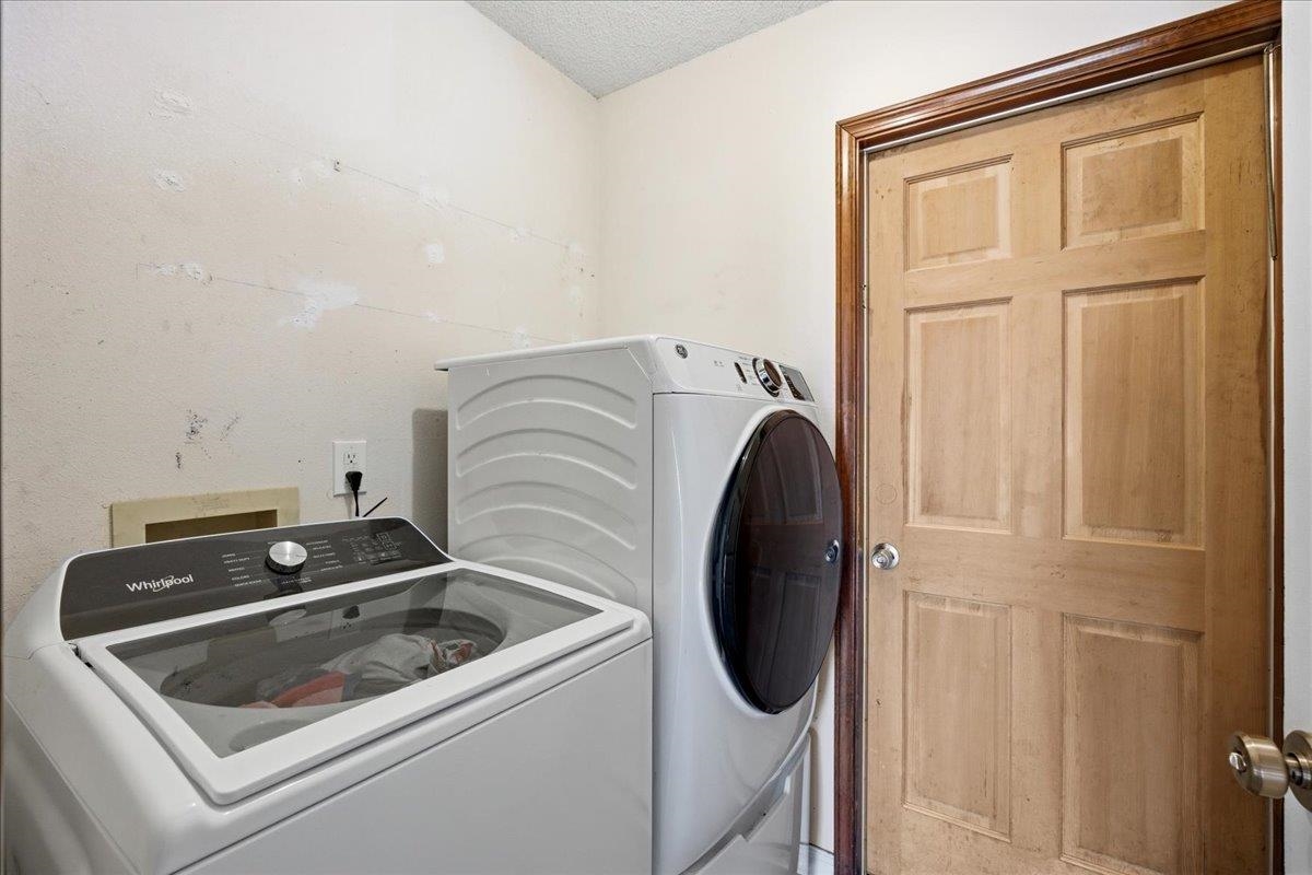 204 Queen Road St. Augustine, FL 32086 - Photo 29 of 55 Laundry area featuring independent washer and dryer and a textured ceiling