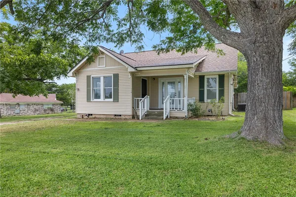 $1,800 | 709 Burleson Street, Brenham, TX 77833