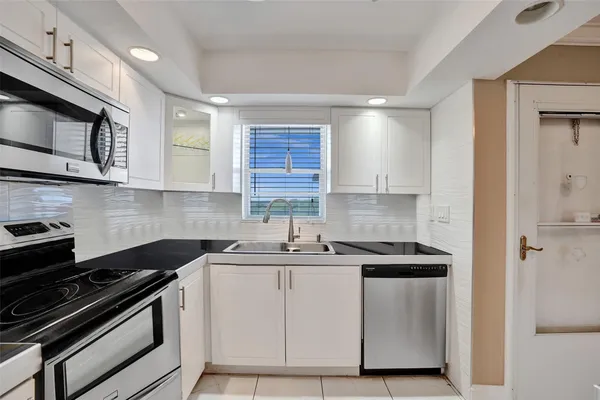 $2,000 | 5860 Northwest 44th Street, Unit 603, Lauderhill, FL 33319