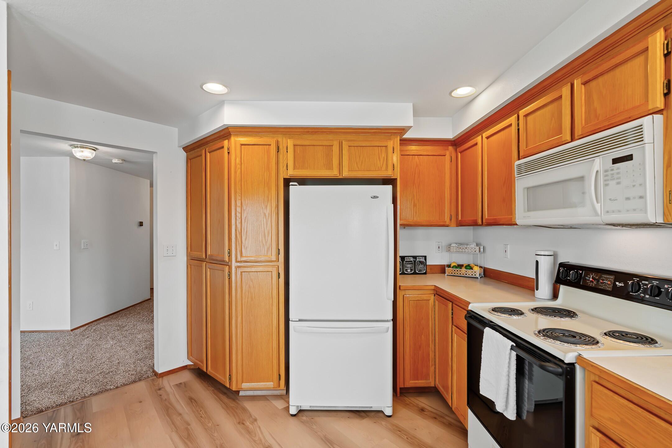801 South 4th St Loop Selah, WA 98942 - Photo 13 of 33 0012cabinet and pantry spaces