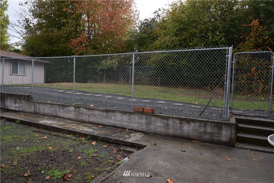 620 Index Avenue Northeast Renton, WA 98056 - Photo 16 of 17 a backyard of a house