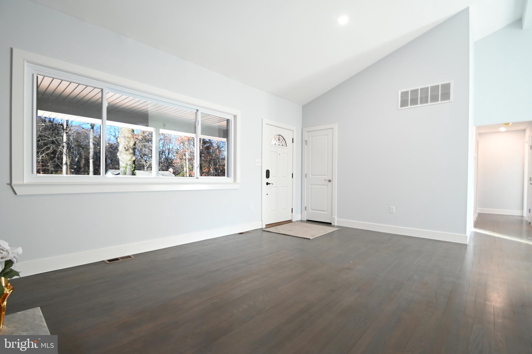 625 Rolling Dale Road Annapolis, MD 21401 - Photo 10 of 40 Entrance to Living room