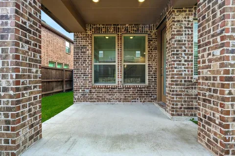 a view of a house with backyard and garden