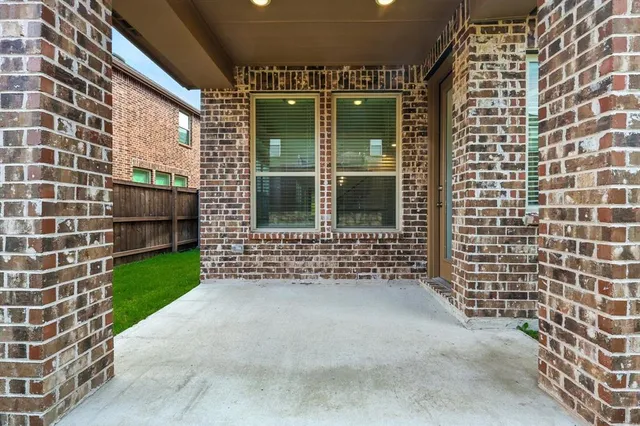 a view of a house with backyard and garden