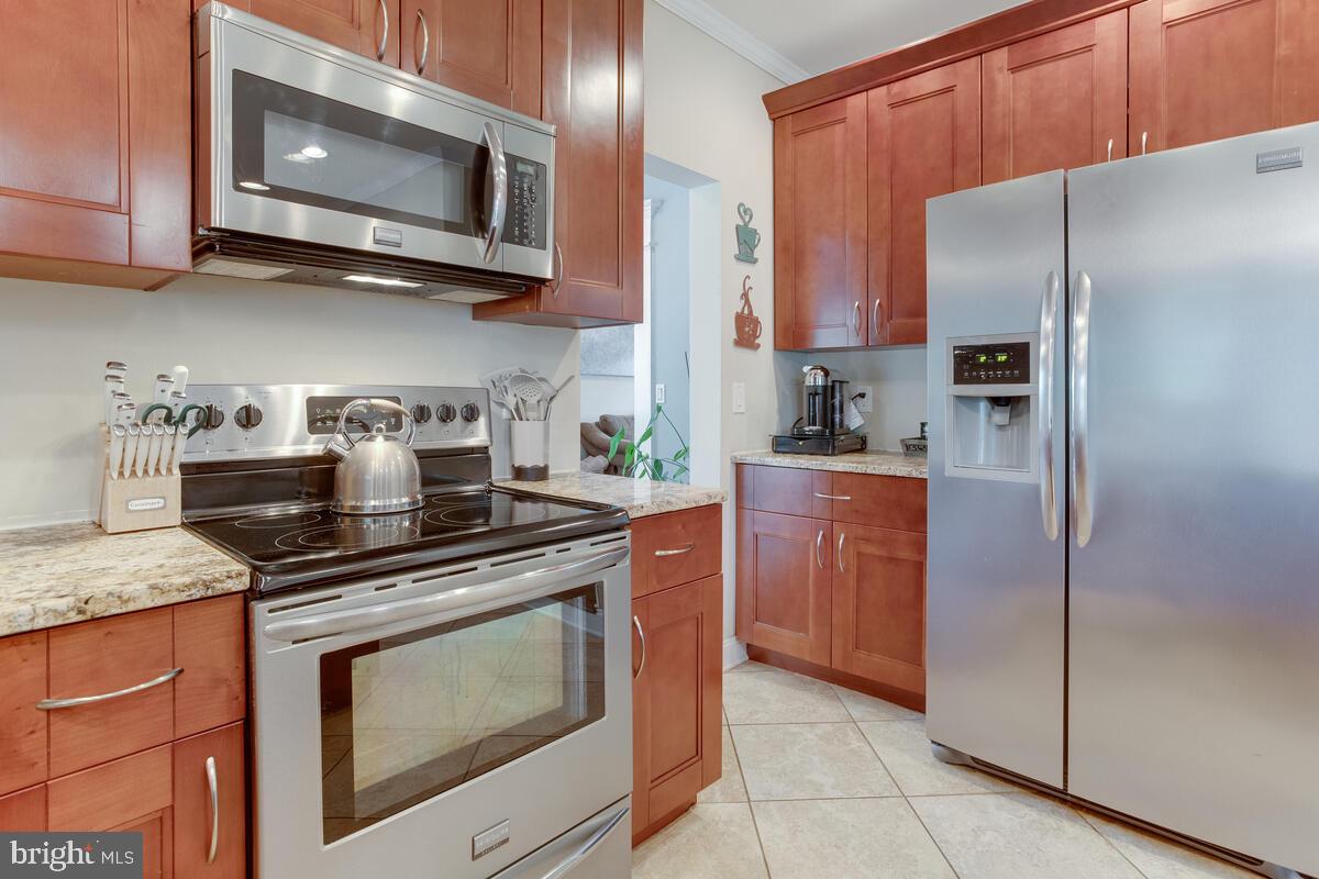 6505 Walker Branch Drive Laurel, MD 20707 - Photo 18 of 60 Main level kitchen