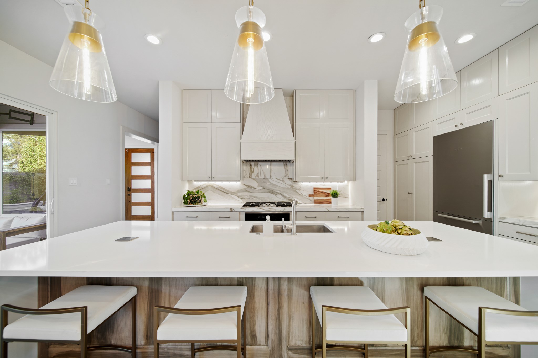 5434 Windswept Lane Houston, TX 77056 - Photo 15 of 45 Sit at the bar like you would in a 5-star dining with the chef cooking right in front of you!