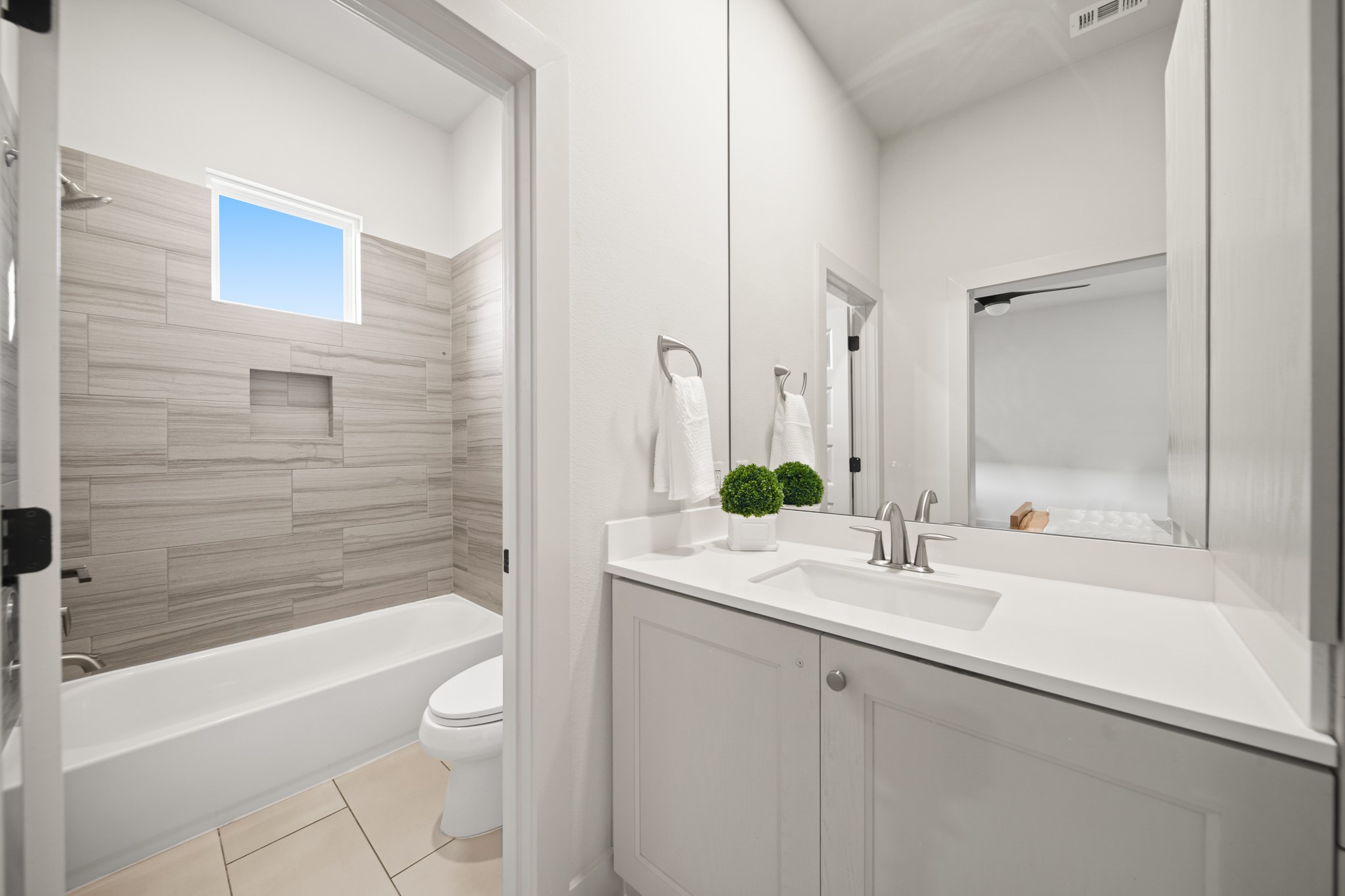 5434 Windswept Lane Houston, TX 77056 - Photo 35 of 45 The bath in the guest suite includes tile floors, and a shower tub/combo.