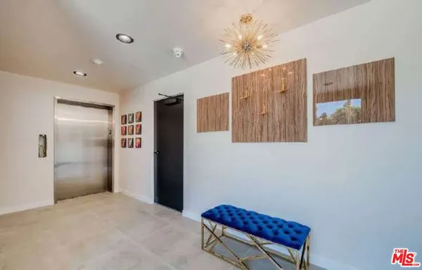 a very nice looking room with a large mirror