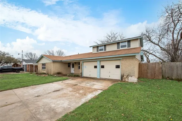 $285,000 | 725 Meadowlark Circle, Crowley, TX 76036