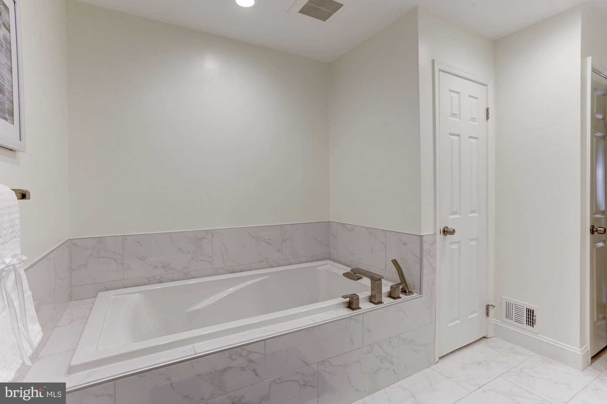 8013 Quarry Ridge Way Bethesda, MD 20817 - Photo 35 of 58