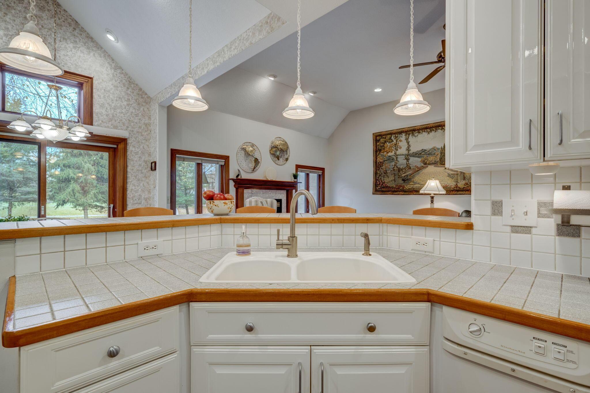 360 Kingsbury Road Delaware, OH 43015 - Photo 14 of 41 Kitchen with tile backsplash
