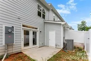 a view of a house with backyard