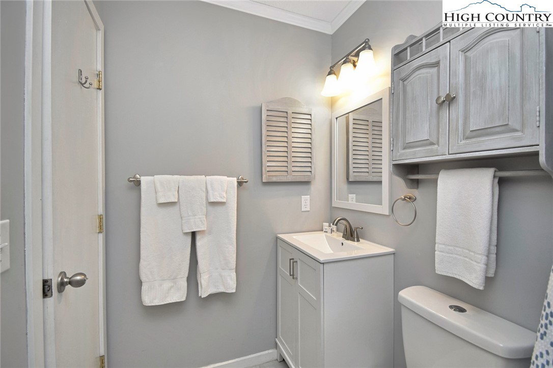 301 Pinnacle Inn Road, Unit 3130 Beech Mountain, NC 28604 - Photo 13 of 41 a bathroom with a sink toilet and tub