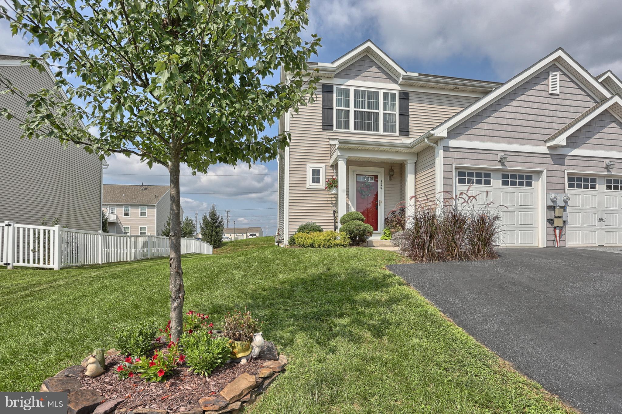 549 Fox Ridge Lane Lebanon, PA 17042 - Photo 4 of 42 End Unit Townhouse