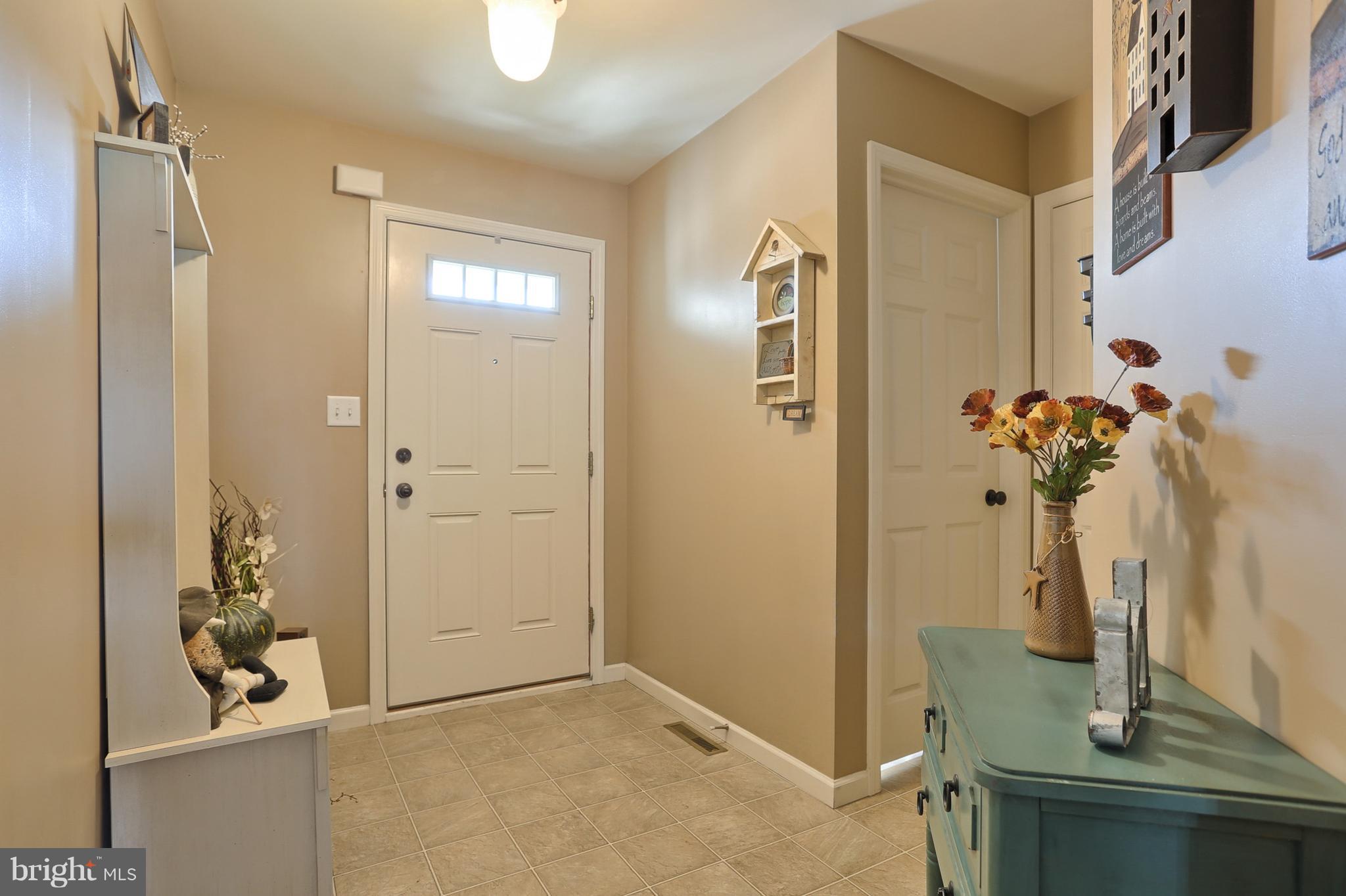 549 Fox Ridge Lane Lebanon, PA 17042 - Photo 8 of 42 Foyer/Entry