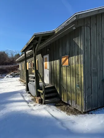 a view of a backyard