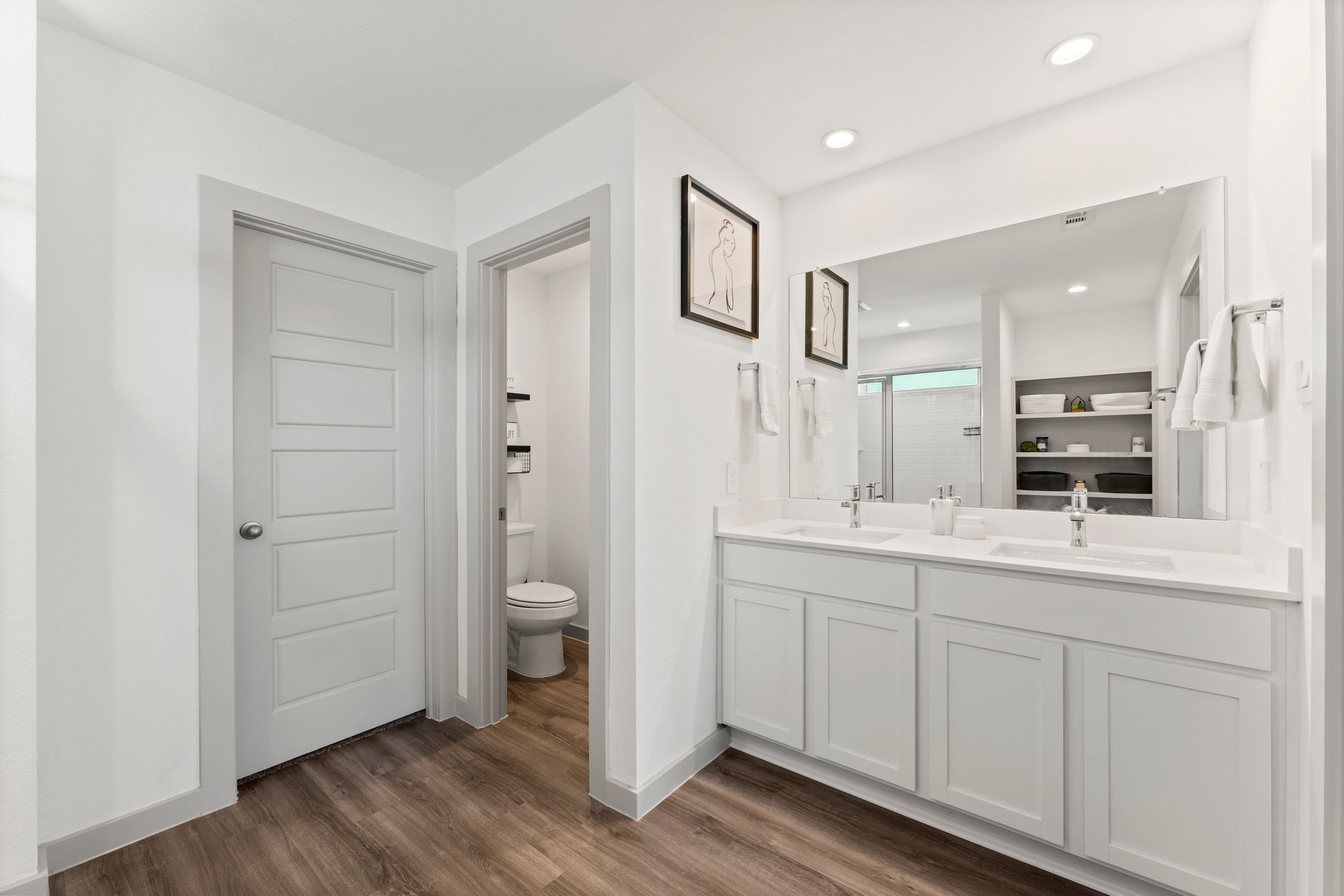 1007 Cotswold Court Rosharon, TX 77583 - Photo 17 of 30 a bathroom with a double vanity sink a toilet and a mirror