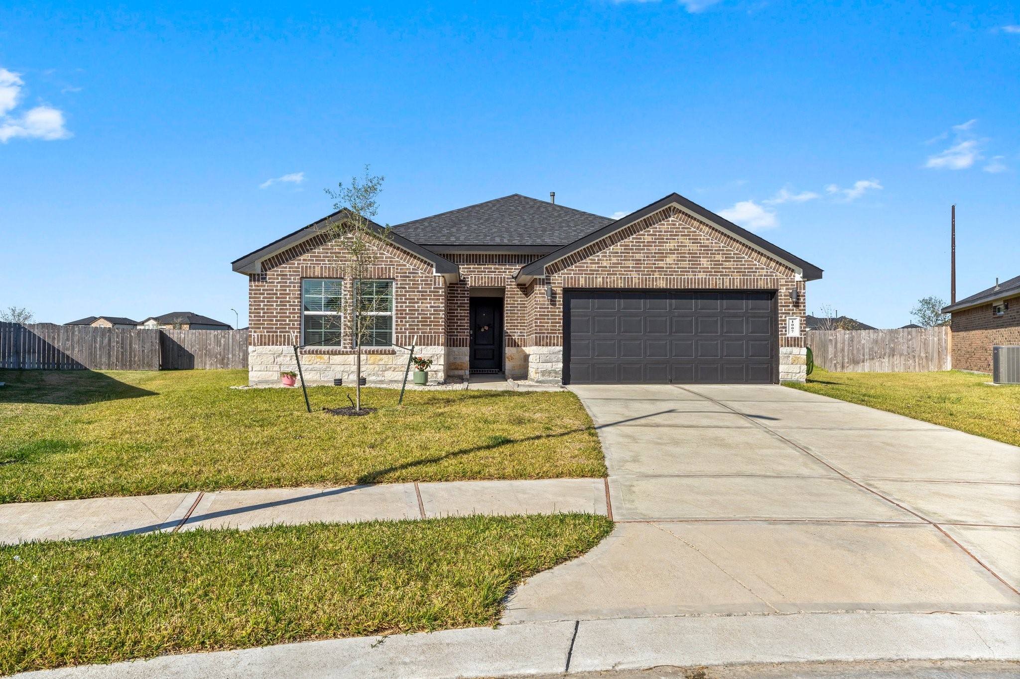 1007 Cotswold Court Rosharon, TX 77583 - Photo 2 of 30 a view of a house with a outdoor space