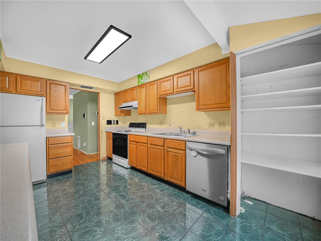 129 Lake Otis Road Winter Haven, FL 33884 - Photo 8 of 35 a kitchen with stainless steel appliances a refrigerator and cabinets