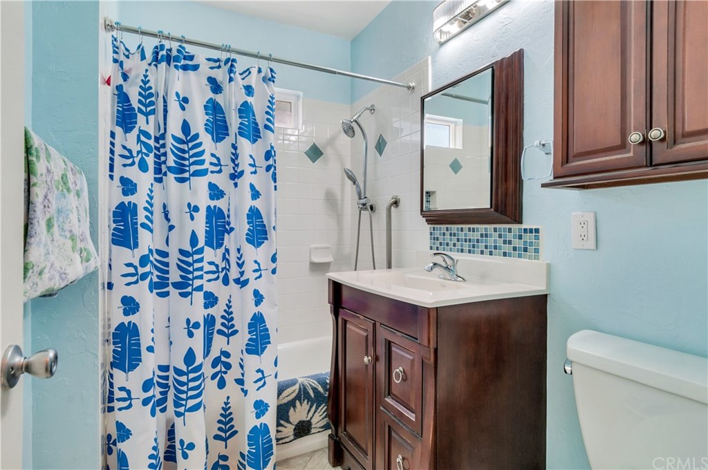 3615 Myers Street Riverside, CA 92503 - Photo 15 of 21 Bathroom 1 with tub/shower combo