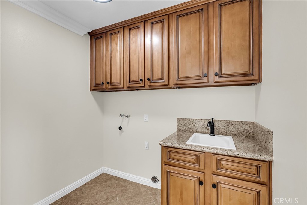 510 Vía Zapata Riverside, CA 92507 - Photo 31 of 47 a bathroom with a sink and washing machine