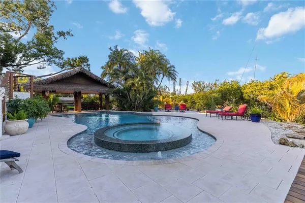 $13,900,000 | 6680 Gulf Of Mexico Drive, Longboat Key, FL 34228