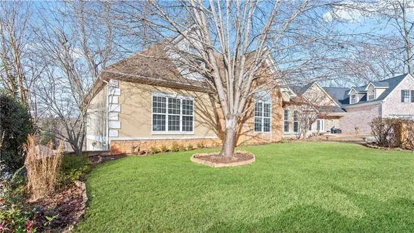 a view of a house with a yard