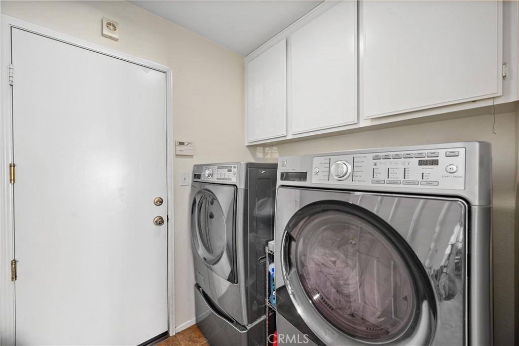 32853 Starlight Street Wildomar, CA 92595 - Photo 18 of 32 a utility room with dryer and washer