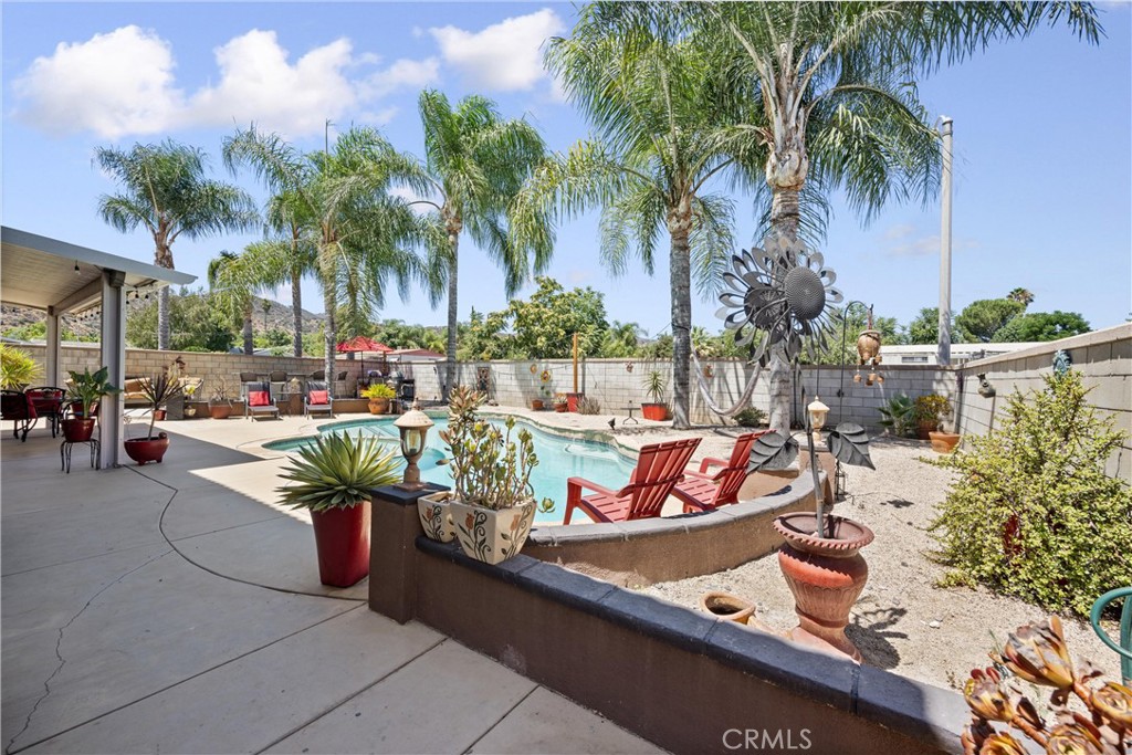 32853 Starlight Street Wildomar, CA 92595 - Photo 30 of 32 a view of a backyard with sitting area and tub