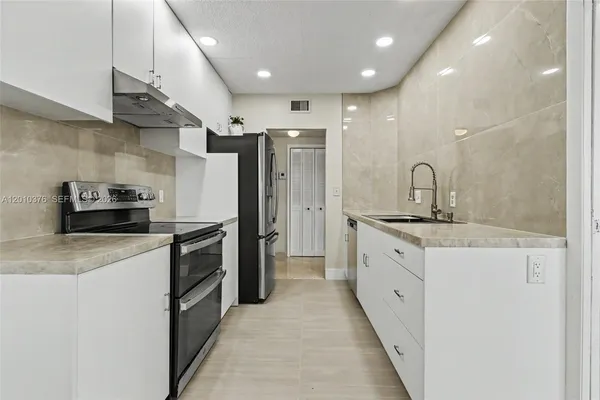 $259,000 | 3800 Hillcrest Drive, Unit 1211, Hollywood, FL 33021