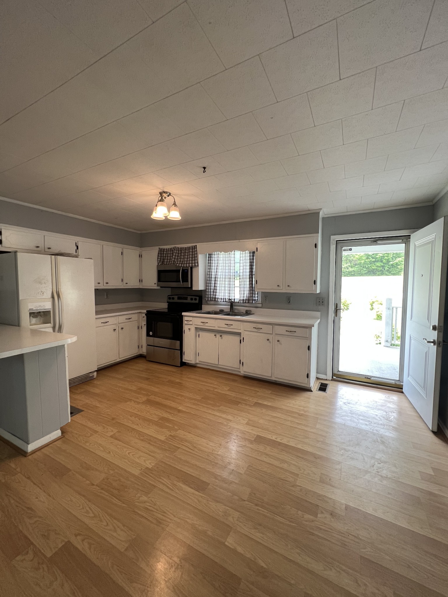 1552 Burt Road Woodbury, TN 37190 - Photo 3 of 28 kitchen without dishwasher yet in this photo