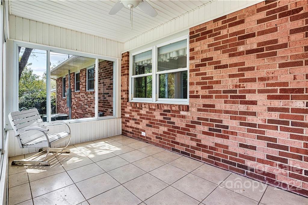 422 Fieldstone Road Mooresville, NC 28115 - Photo 24 of 36 a bathroom with a bathtub and next to a window