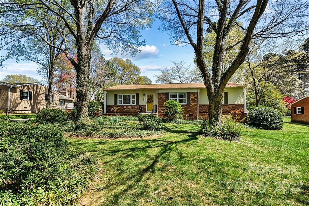 422 Fieldstone Road Mooresville, NC 28115 - Photo 3 of 36 a front view of a house with a yard