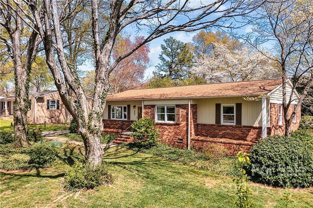 422 Fieldstone Road Mooresville, NC 28115 - Photo 5 of 36 a front view of a house with garden