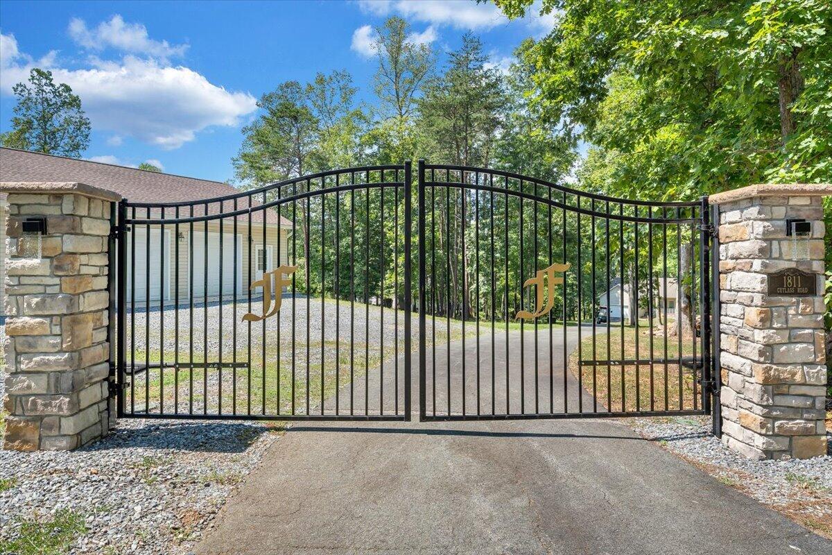 1811 Cutlass Road Moneta, VA 24121 - Photo 1 of 91 Front Gate