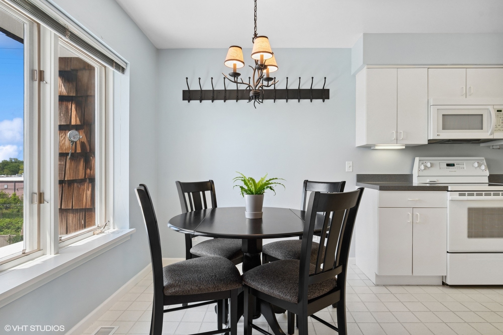 308 North Happ Road, Unit 310 Northfield, IL 60093 - Photo 7 of 17 a dining room with furniture and window