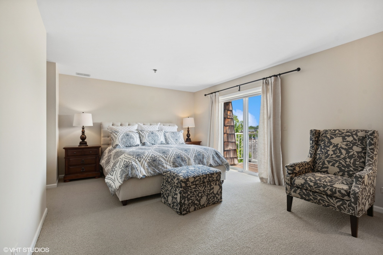308 North Happ Road, Unit 310 Northfield, IL 60093 - Photo 8 of 17 a spacious bedroom with a bed and a couch