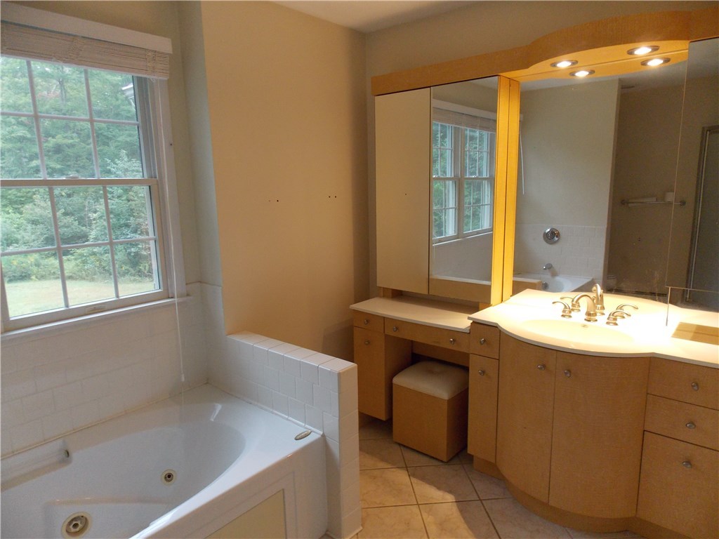285 Whipple Road Burrillville, RI 02859 - Photo 10 of 27