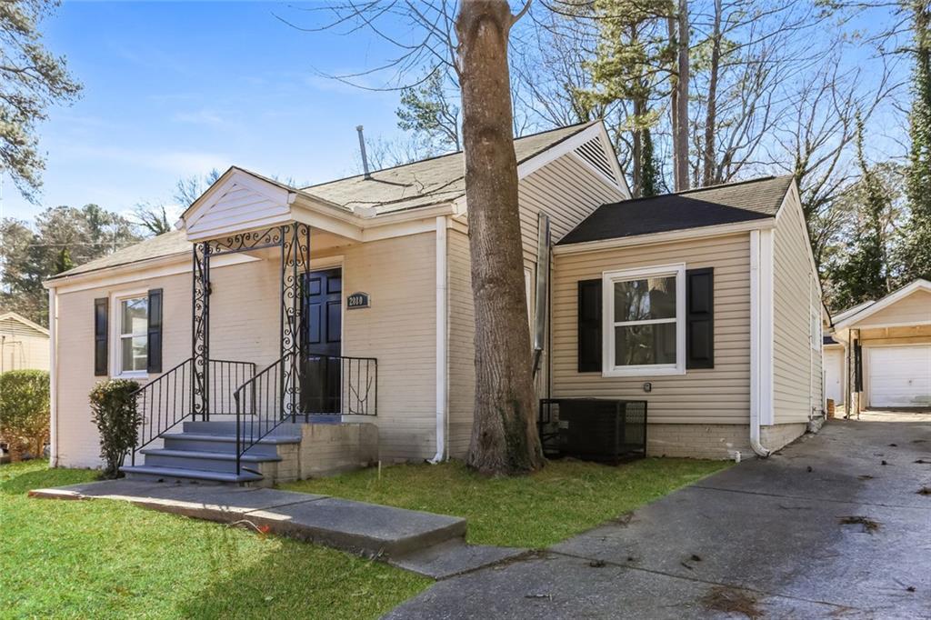 a view of a house with a yard