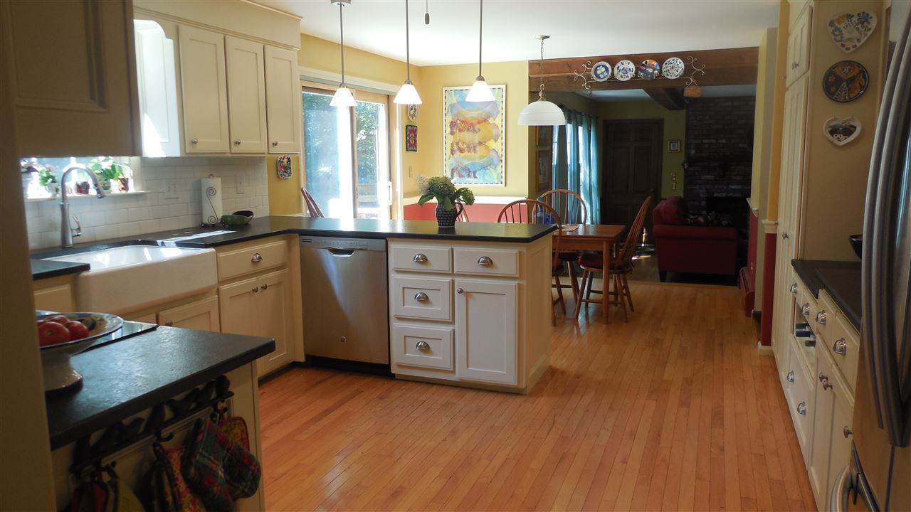 14 Holt Road Amherst, NH 03031 - Photo 3 of 40