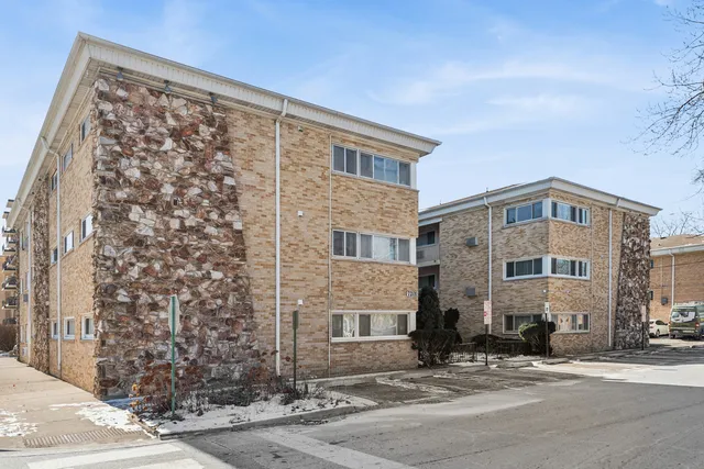 $209,900 | 7201 West Wellington Avenue, Unit D1, Elmwood Park, IL 60707