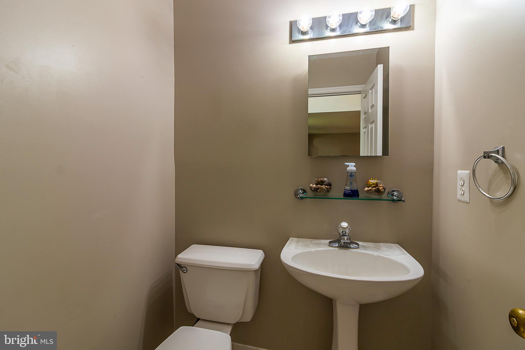15521 Wheatfield Road Woodbridge, VA 22193 - Photo 20 of 39 Main level half bath