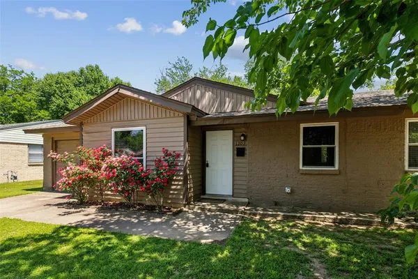 a front view of house with yard