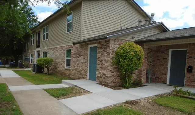 $635 | 909 West 7th Street, Justin, TX 76247