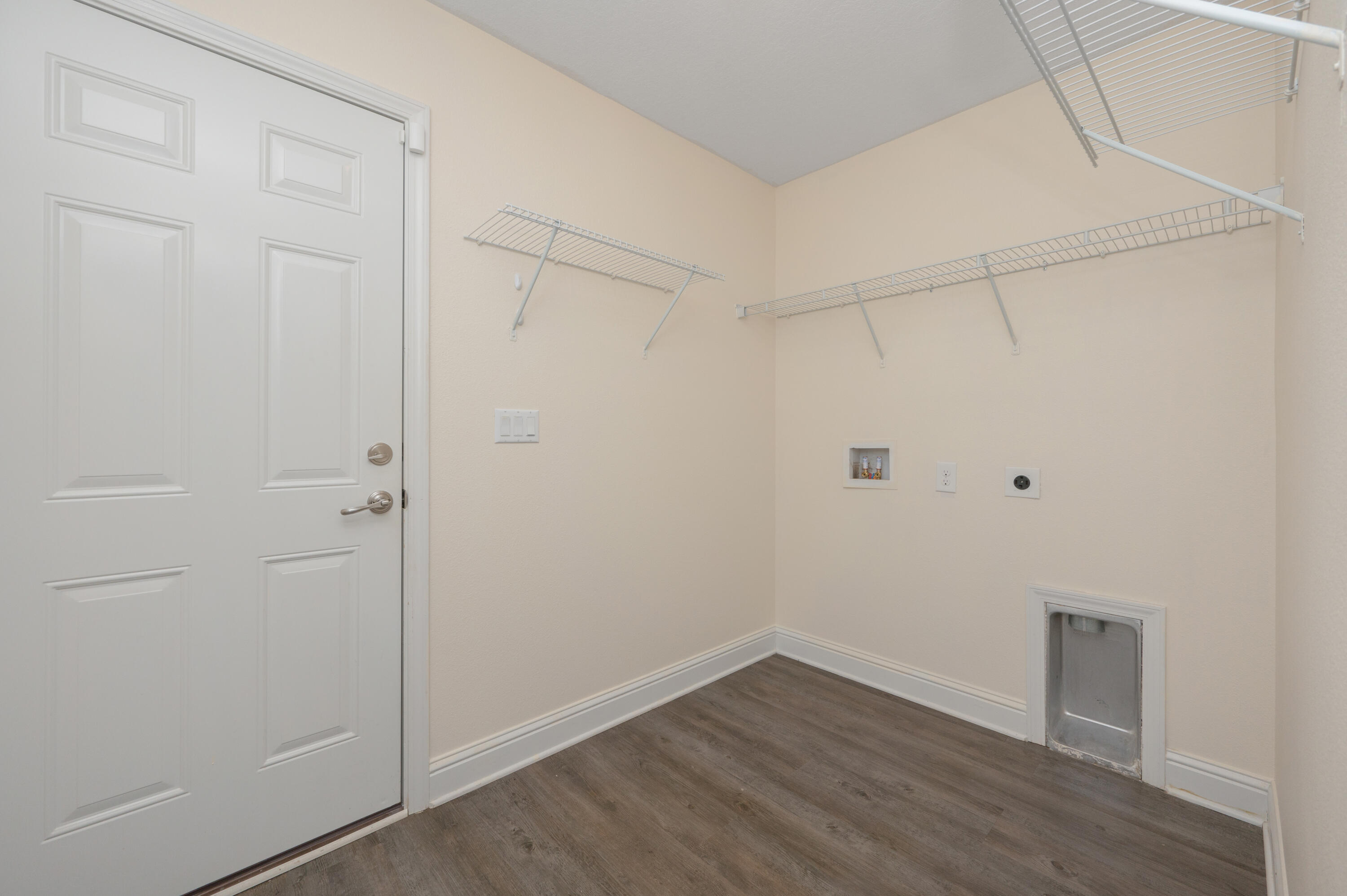 5662 North Brook Drive Crestview, FL 32539 - Photo 18 of 25 a view of a small space