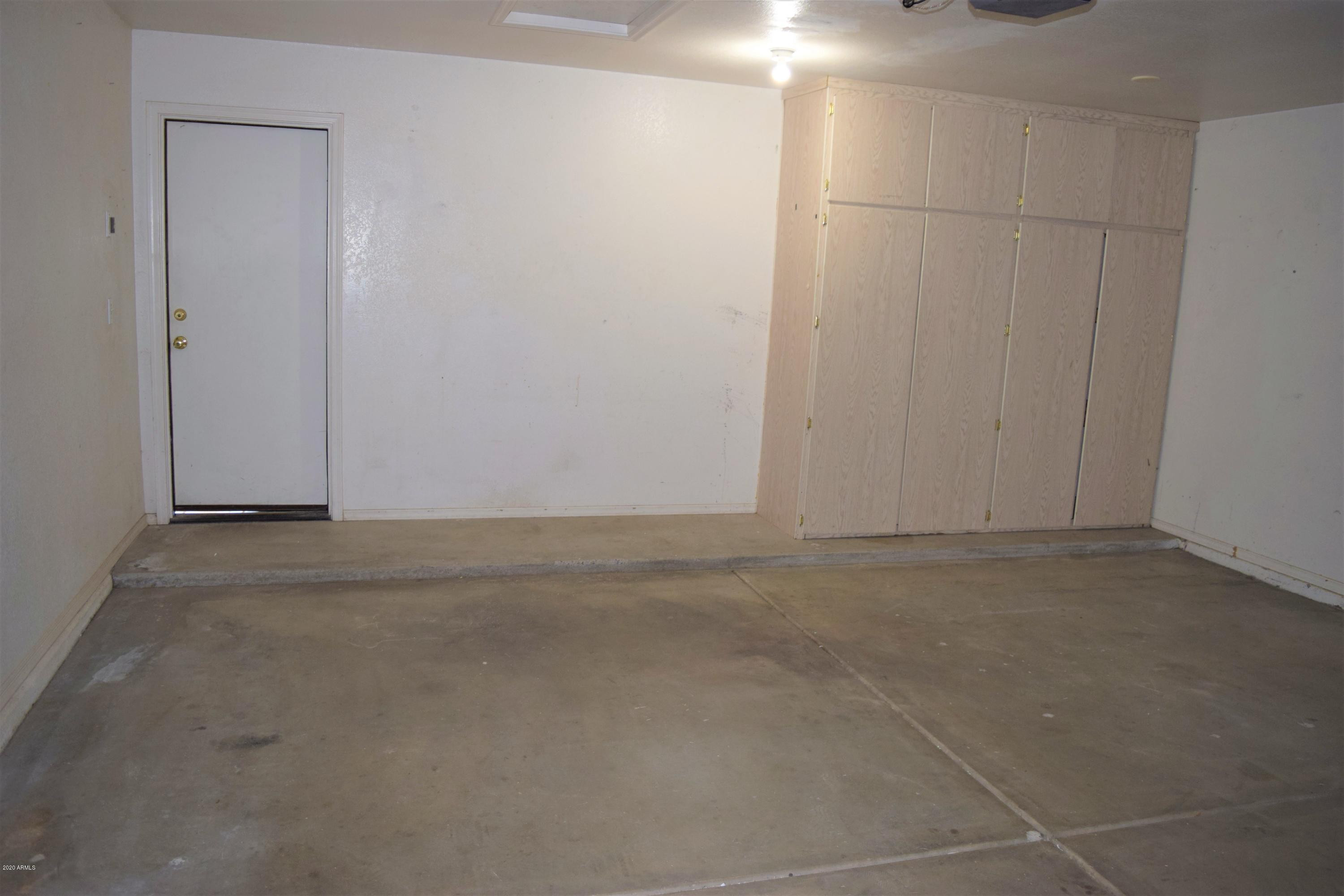 13323 East Butler Street Chandler, AZ 85225 - Photo 18 of 22 an empty room with an entryway