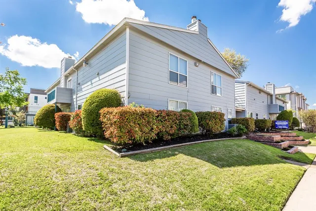 a view of a yard in front of a building