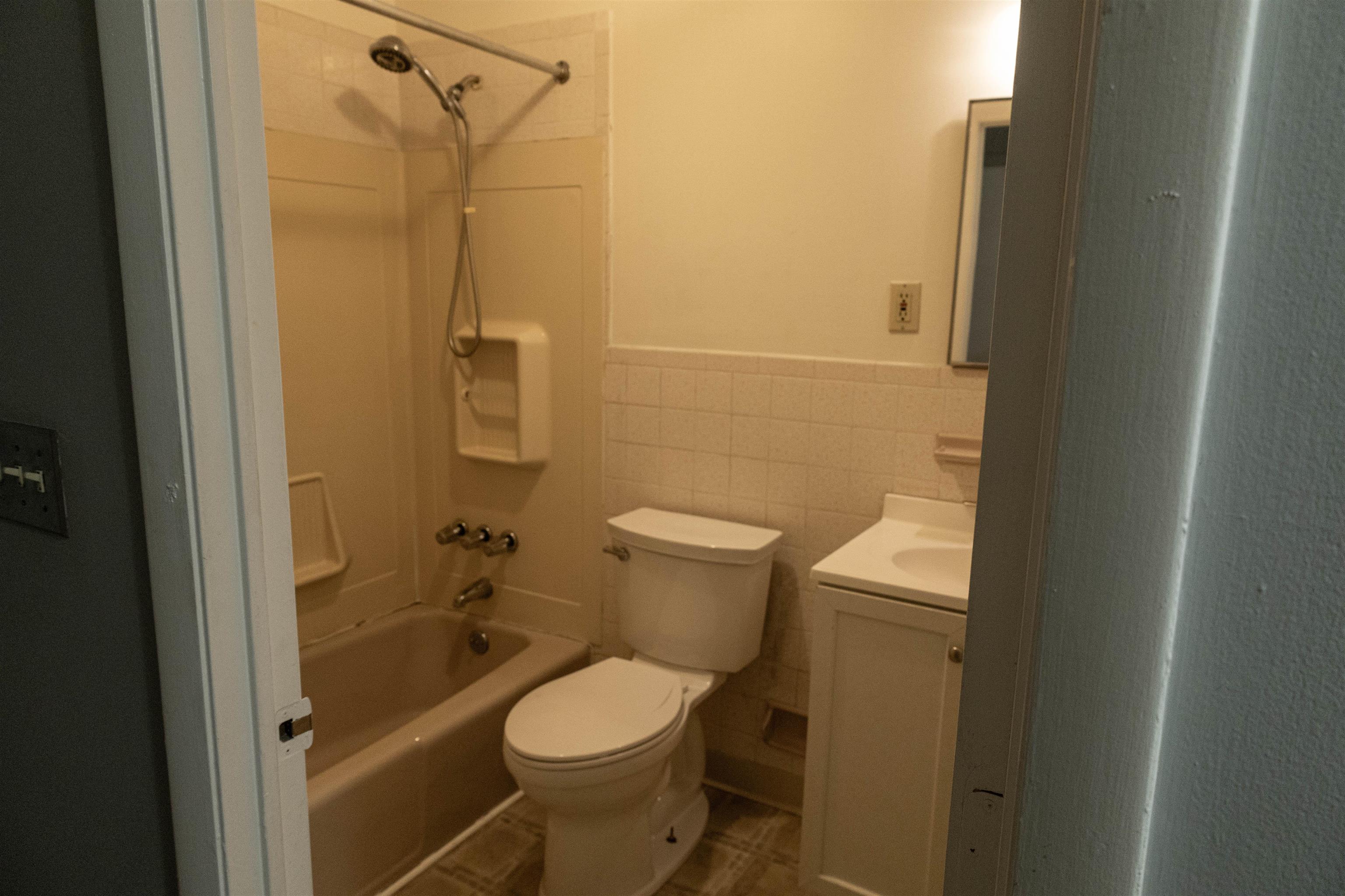 136 Mammoth Road, Unit 27 Hooksett, NH 03106 - Photo 11 of 12