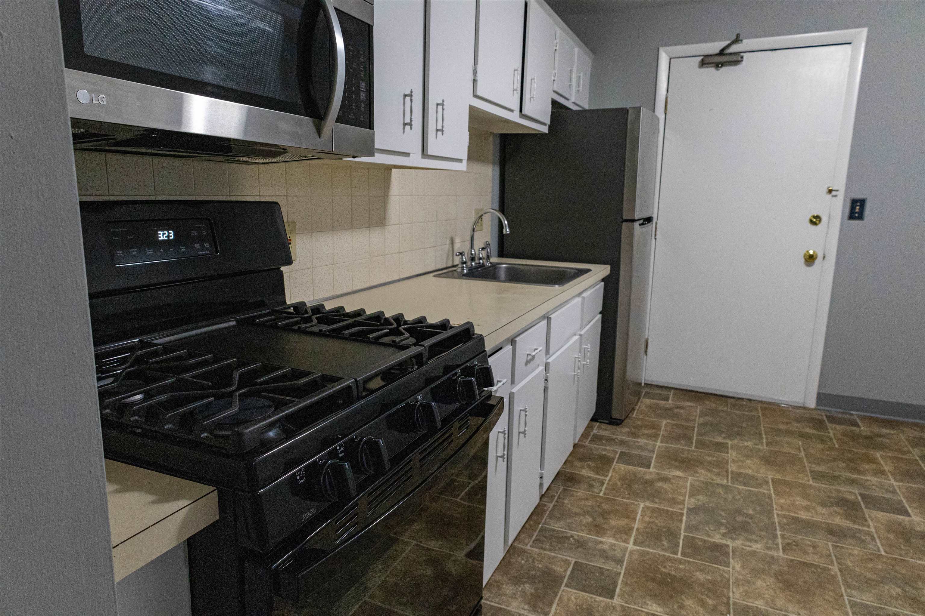 136 Mammoth Road, Unit 27 Hooksett, NH 03106 - Photo 2 of 12