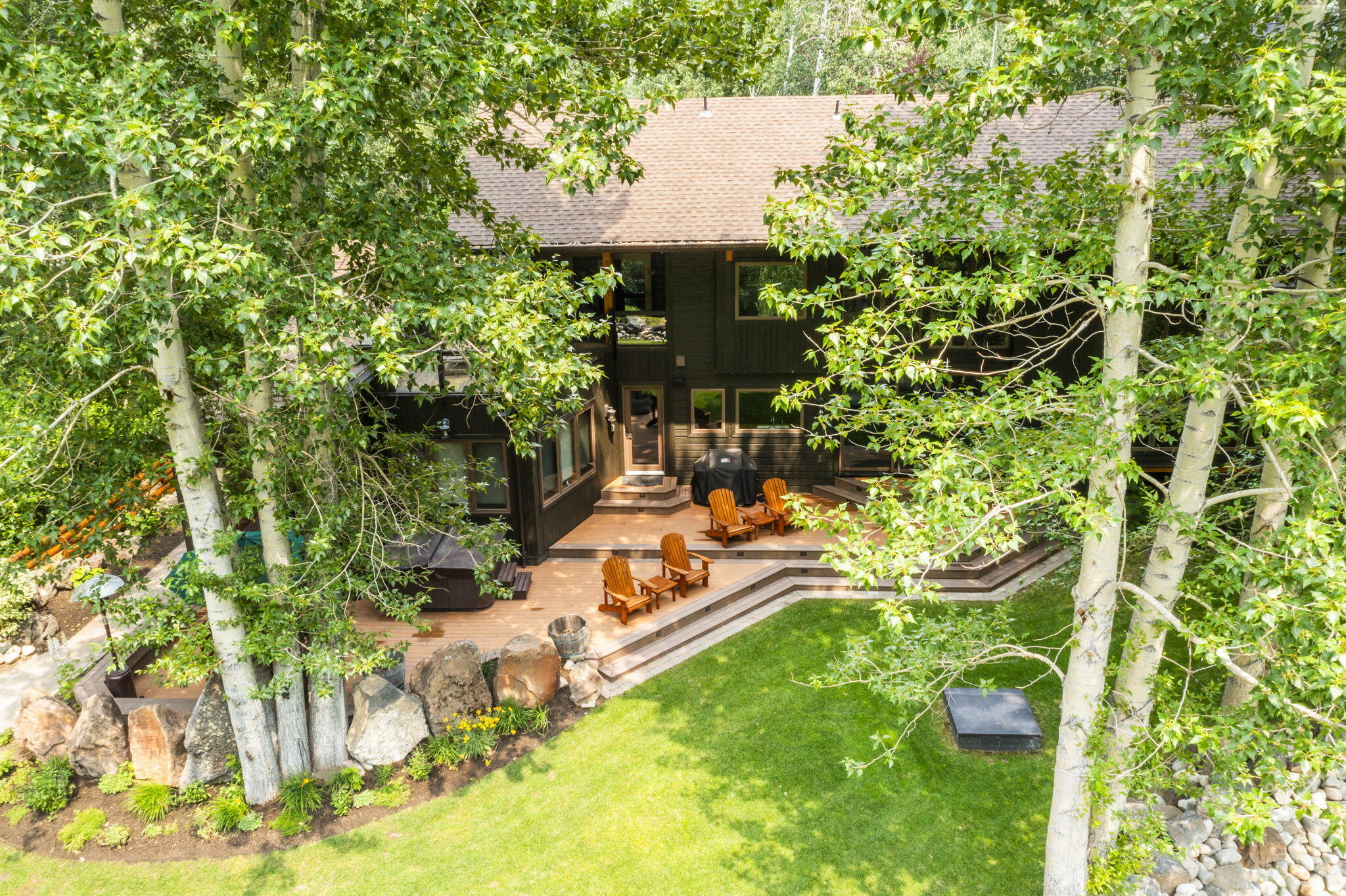 Beatiful Custom Landscaping and firepit